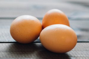 Farbowanie jajek kurkumą