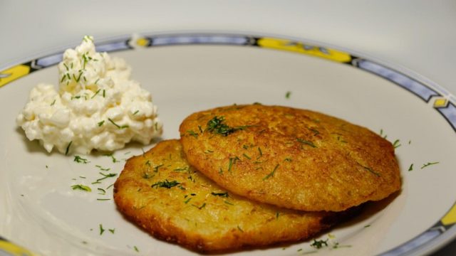 Czy jajo w placku ziemniaczanym poprawia jego smak?