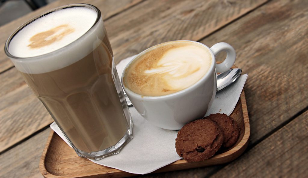 kawa latte z ciasteczkami