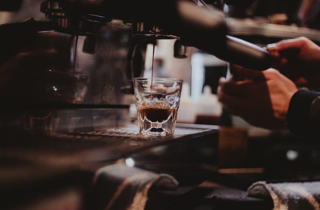 przygotowywanie kawy espresso