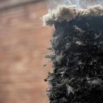 Czyszczenie komina ze smoły i sadzy